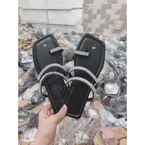dép bệt kiểu 3 dây đính hạt quá xinh. nền da mang bao êm. nắng mưa đều mang được. cam kết như hình. ( hình tự chụp )