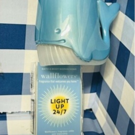 Điện 220v Máy đèn xông khuyến tán tinh dầu Bath & Body Works Wallflower 2 chấu (mod dùng điện 220v)