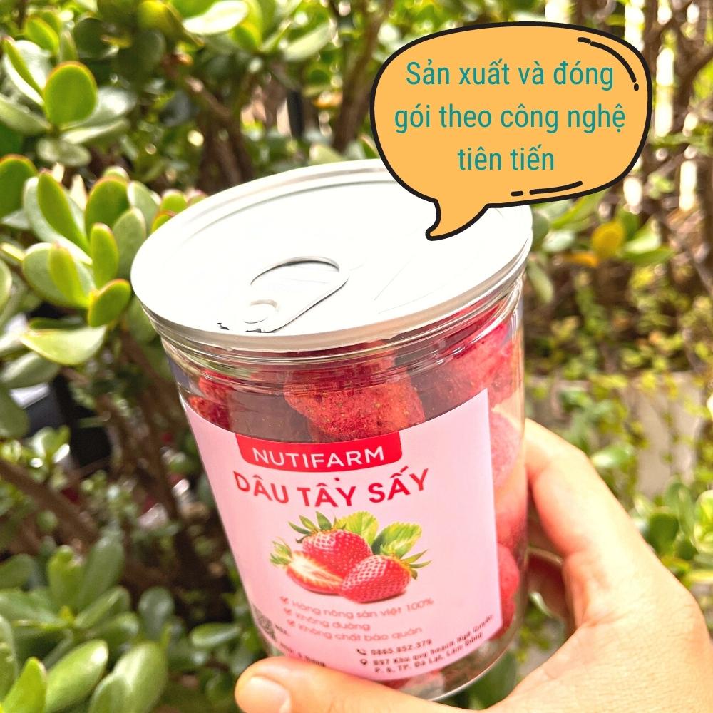 Dâu tây sấy giòn NutiFarm 120gr, dâu tây sấy khô không đường đặc sản đà lạt