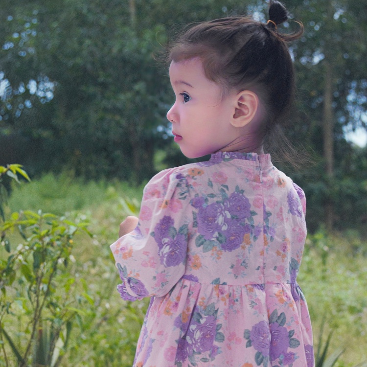 Váy bé gái CARROT đầm xòe tay lỡ viền bèo ngực, hoạ tiết hoa tím, chất liệu Thô cotton thấm hút mồ hôi tốt