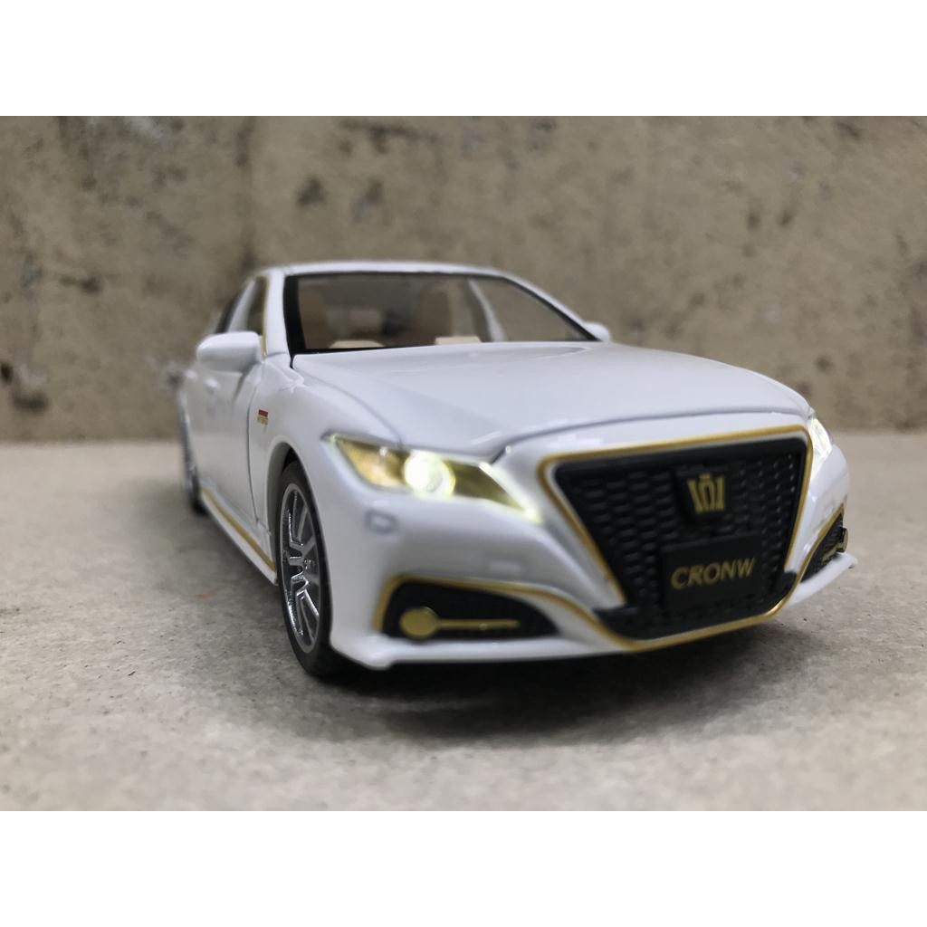 Mô hình xe ô tô TOYOTA CRONW 2021 - 1:32