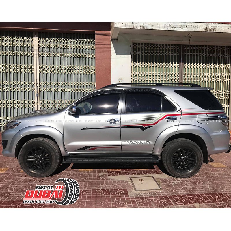 Tem Dán Xe Fortuner Thể Thao Đen Đỏ 002