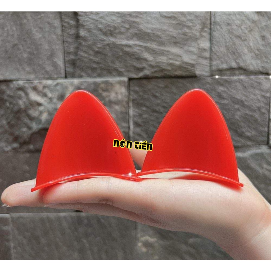 Tai mèo gắn mũ bảo hiểm