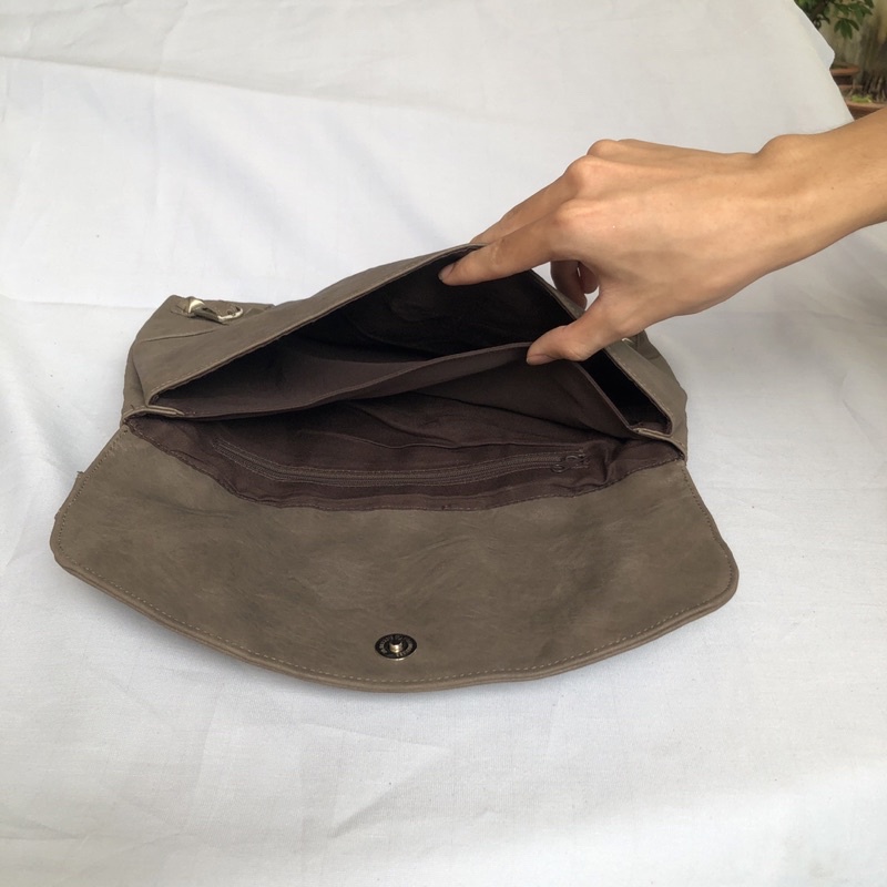 Túi chuẩn si. Túi qua sử dụng. Khách vui lòng xem hình nếu muốn biết thêm thông tin sản phẩm mời khách vô chat . Thanks.