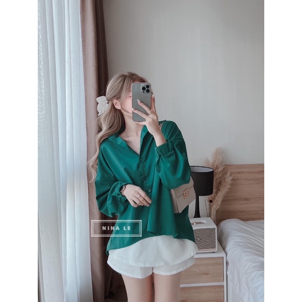 Bộ đồ áo sơ mi nữ màu xanh kèm quần giả váy màu trắng, áo sơ mi nữ bo chun cổ tay và quần giả váy thời trang