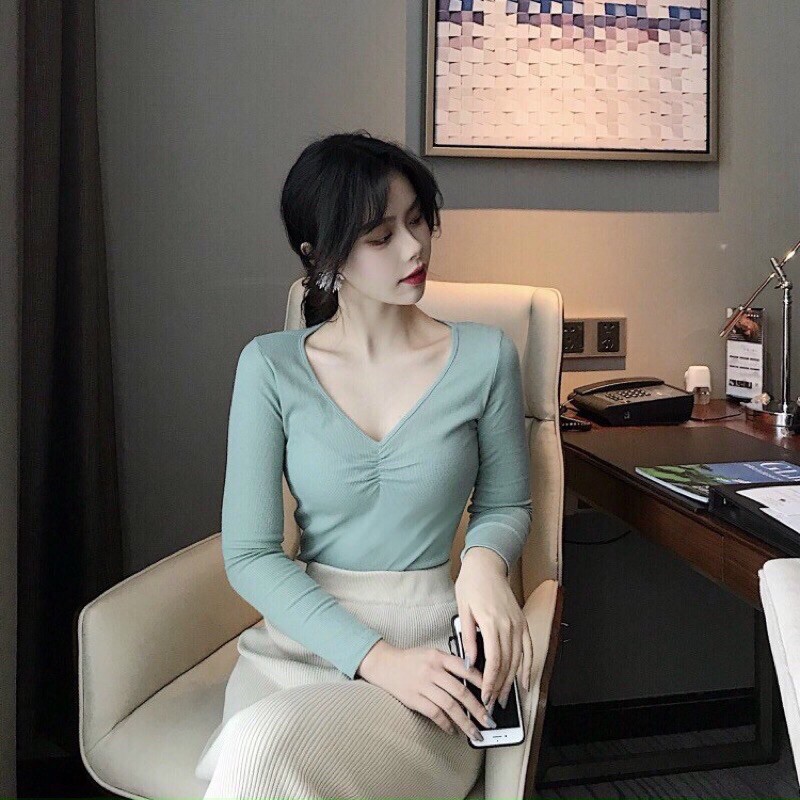 Áo thun gân cổ tim nhíu ngực