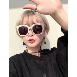 Kính chữ V còn màu đỏ
