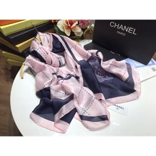 Khăn lụa chanl hàng mới về sale còn 180k.