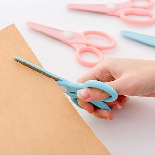 Kéo cắt giấy màu sắc ngọt ngào cho bé