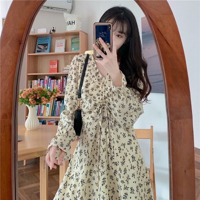 (Có sẵn)Váy hoa nhí đầm hoa nhí dáng dài màu vàng kem nhã nhặn dài tay mùa thu rút dây ở ngực có size