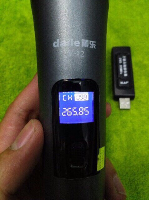 Micro không dây Daile V12 ( bảo hành 6 tháng).