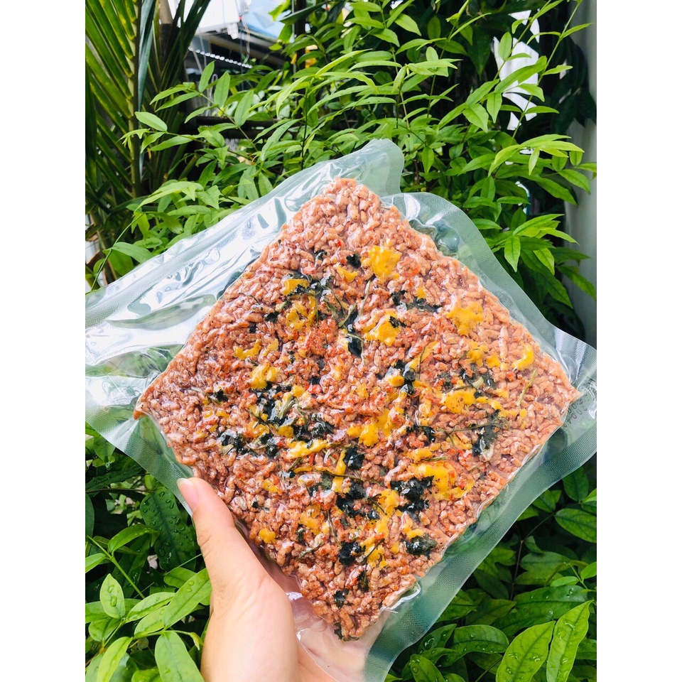 Cơm cháy gạo lứt trứng muối ngò gai gói 100g ăn kiêng giảm cân.
