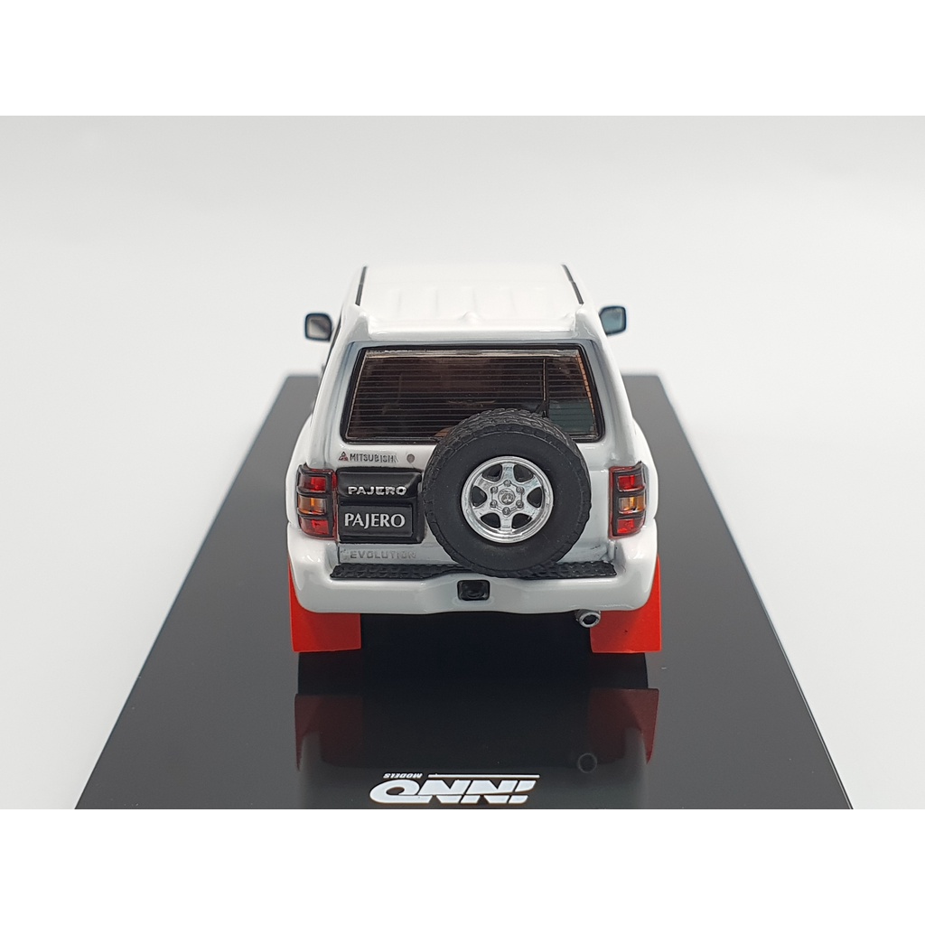 Xe Mô Hình MITSUBISHI PAJERO EVOLUTION WHITE WITH EXTRA WHEELS 1:64 INNO MODELS (Trắng)