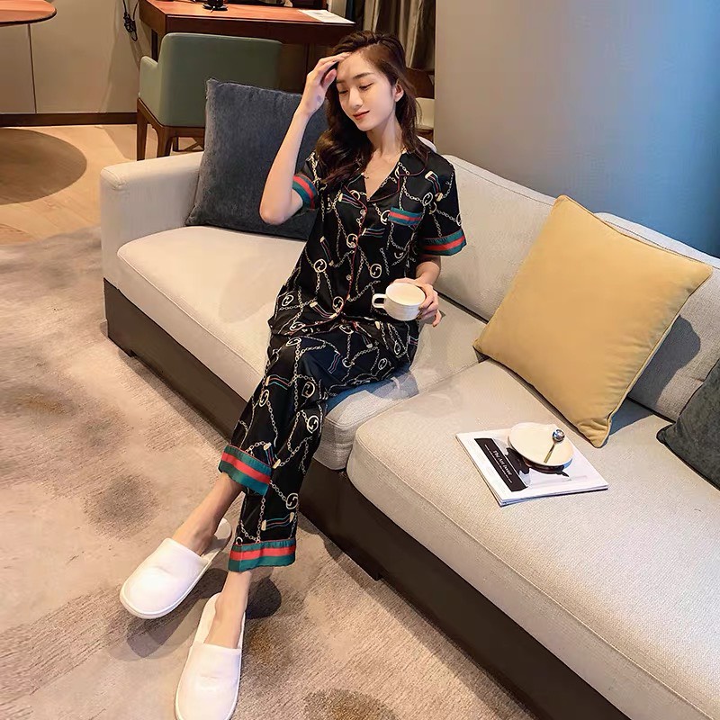Bộ Pijama lụa mặc nhà áo cộc quần dài họa tiết dây vàng Quảng Châu cao cấp