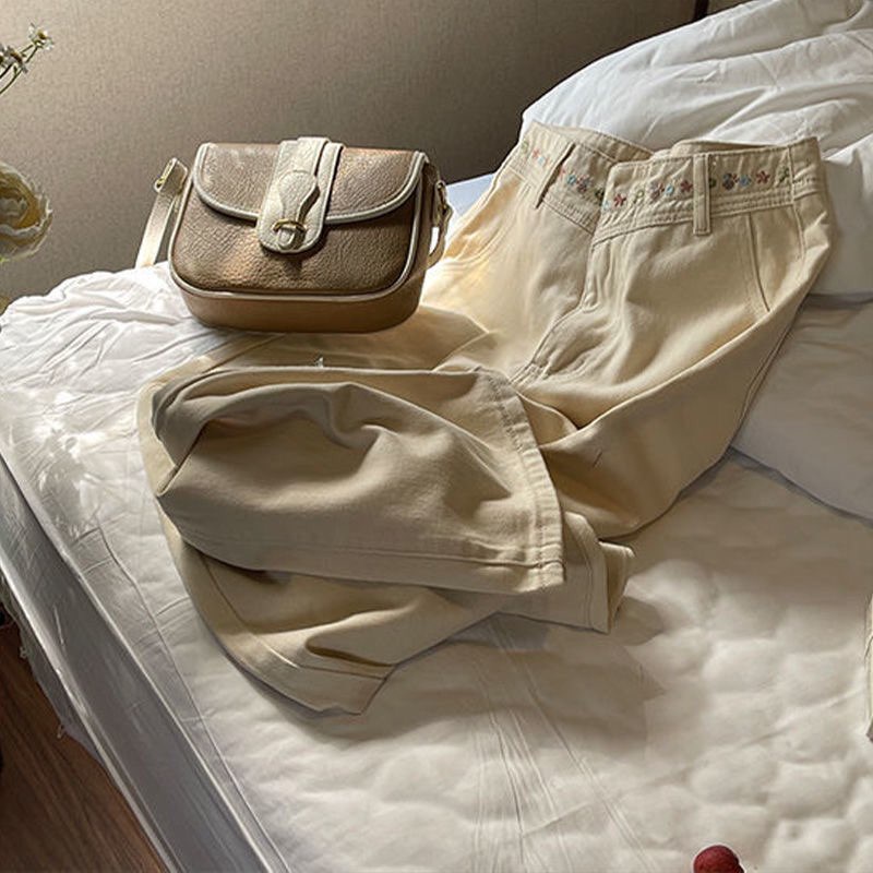 Quần jeans kaki ống suông dài màu trắng sữa thêu hoa phong cách Hàn Quốc Salyn KK01