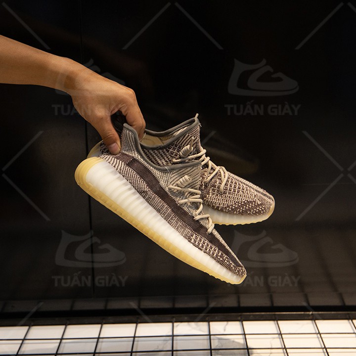 Giày Sneaker kiểu dáng Slimfit thích hợp với bộ đồ thể thao và quần jeans áo phông