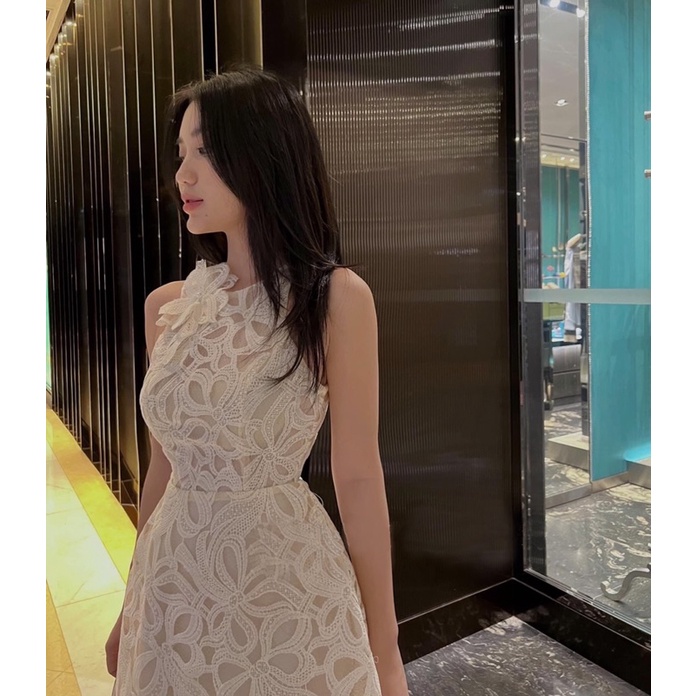 Đầm Ren Sát Nách Kèm Hoa