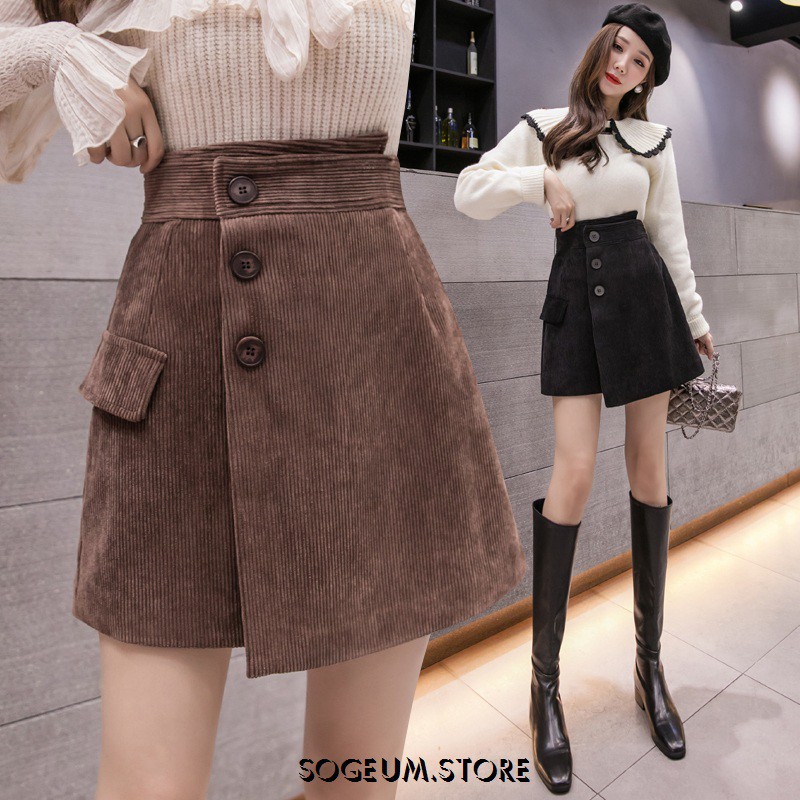 Chân váy ngắn cạp cao vải nhung tăm vạt lệch phối 3 cúc tôn dáng - Sogeum.store | BigBuy360 - bigbuy360.vn