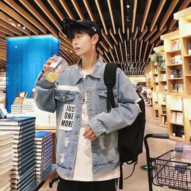 Áo khoác jean nam màu xanh có 2 túi nắp hộp trước ngực, phối rách cài cúc chất denim dáng suông thời trang thu đông