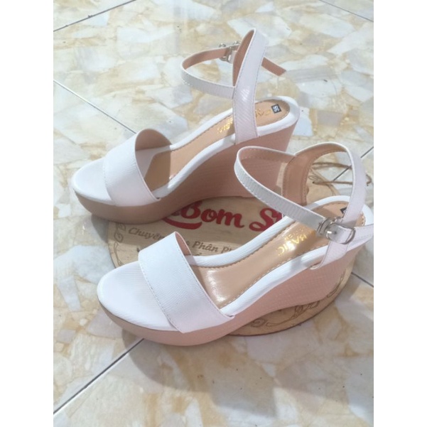 Sandal xuồng bản ngang