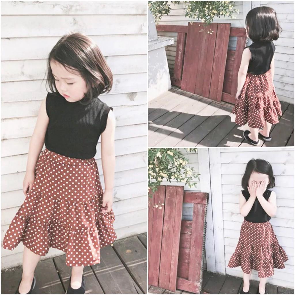 Bộ trang phục gồm áo sát nách + chân váy họa tiết chấm bi cho bé gái