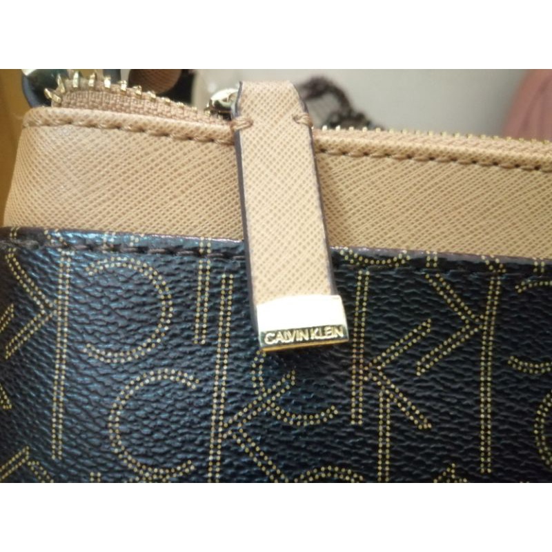 Túi si đeo chéo nữ Calvin Klein