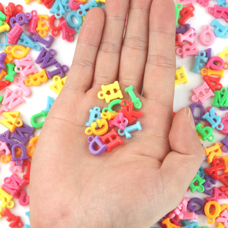 Bộ 100 hạt nhựa hình chữ cái tiếng Anh nhiều màu sắc dùng để làm đồ thủ công