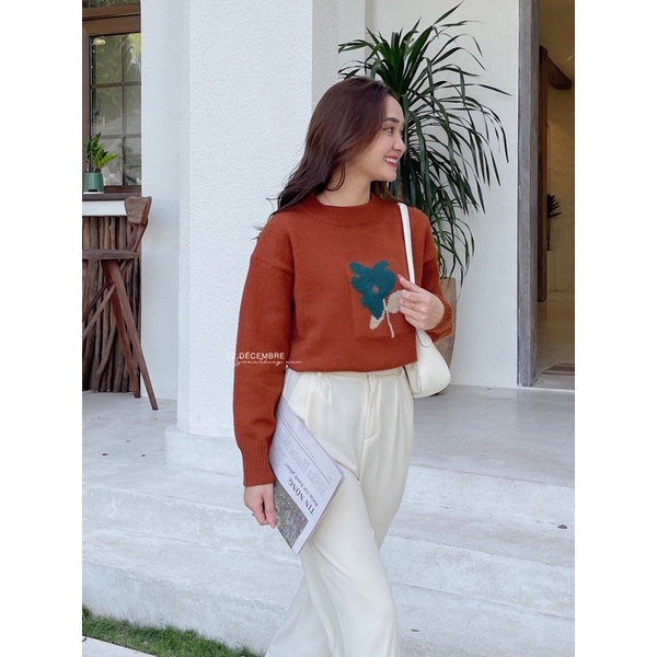 Áo len thêu hình bông hoa xanh | BigBuy360 - bigbuy360.vn