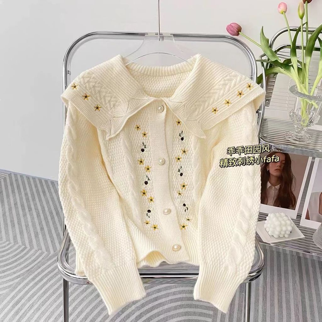 Áo Khoác Cardigan Dệt Kim Đính Nút Ngọc Trai Cổ Búp Bê Thêu Hoa Thời Trang Thu Đông Mới