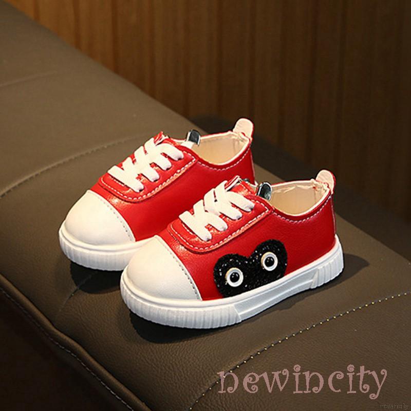 Đôi giày đế mềm chống trượt họa tiết dễ thương cho bé