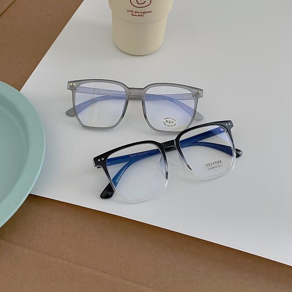 Gọng dẻo vuông form to khá thích hợp cho các bạn nam, tròng UV