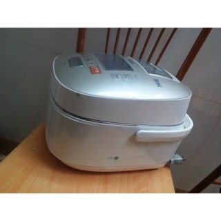Nồi cơm điện cao tần áp suất hút chân không Toshiba 1L