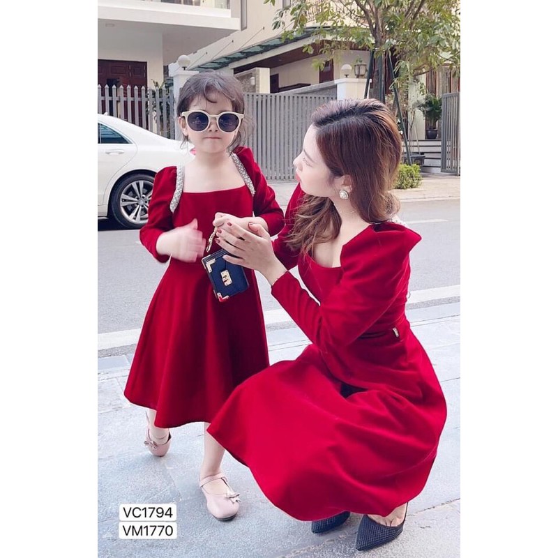 Váy nhung đỏ đôi mẹ và bé