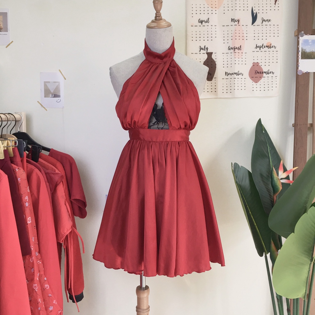 Đầm hai dây hở lưng