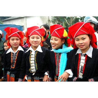Khăn, yếm người Dao đỏ