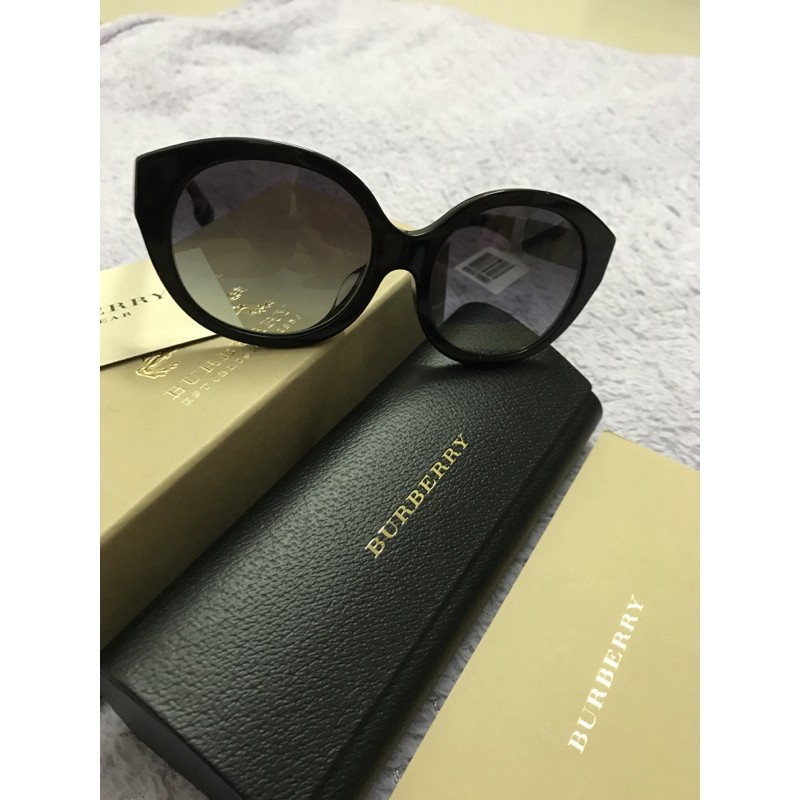 Mắt kính Burberry