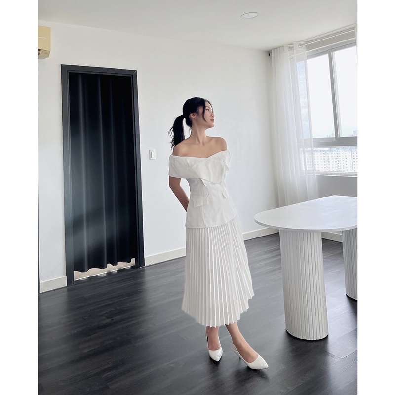 Áo bẹt vai 2 màu trắng đen mix cùng chân váy xếp ly dài qua gối vintage công sở Sun Fashion