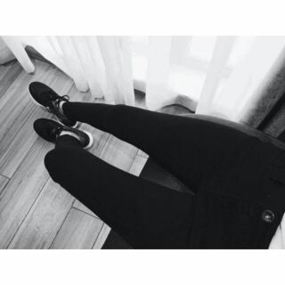 SUPER SKINNY ĐEN TRƠN-RÁCH GỐI