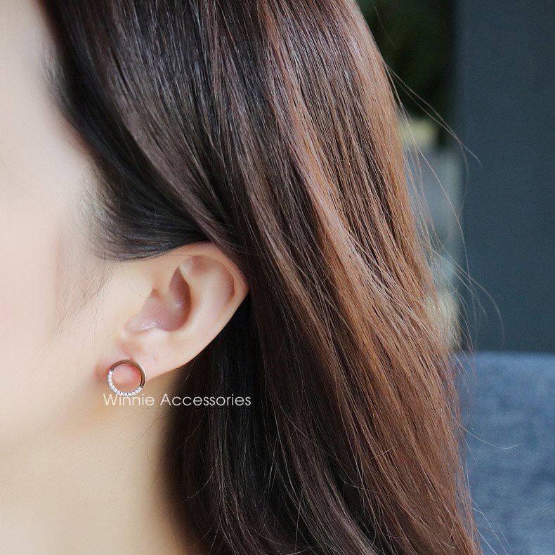 Hoa tai nữ titan tròn mảnh vàng hồng