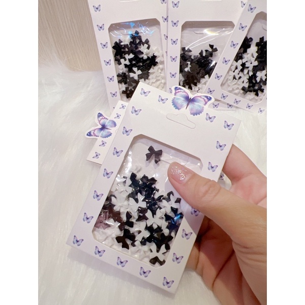 Charm nơ trắng đen đính móng mẫu 1