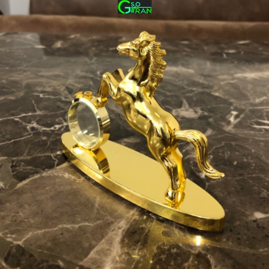 Tượng ngựa mạ vàng có vòng tròn pha lê đựng nước hoa giúp trang trí không gian xe hơi, bàn làm việc tặng kèm lọ tinh dầu