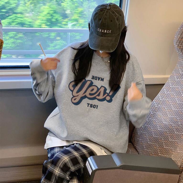 Áo cổ tròn dáng rộng màu xám phong cách retro