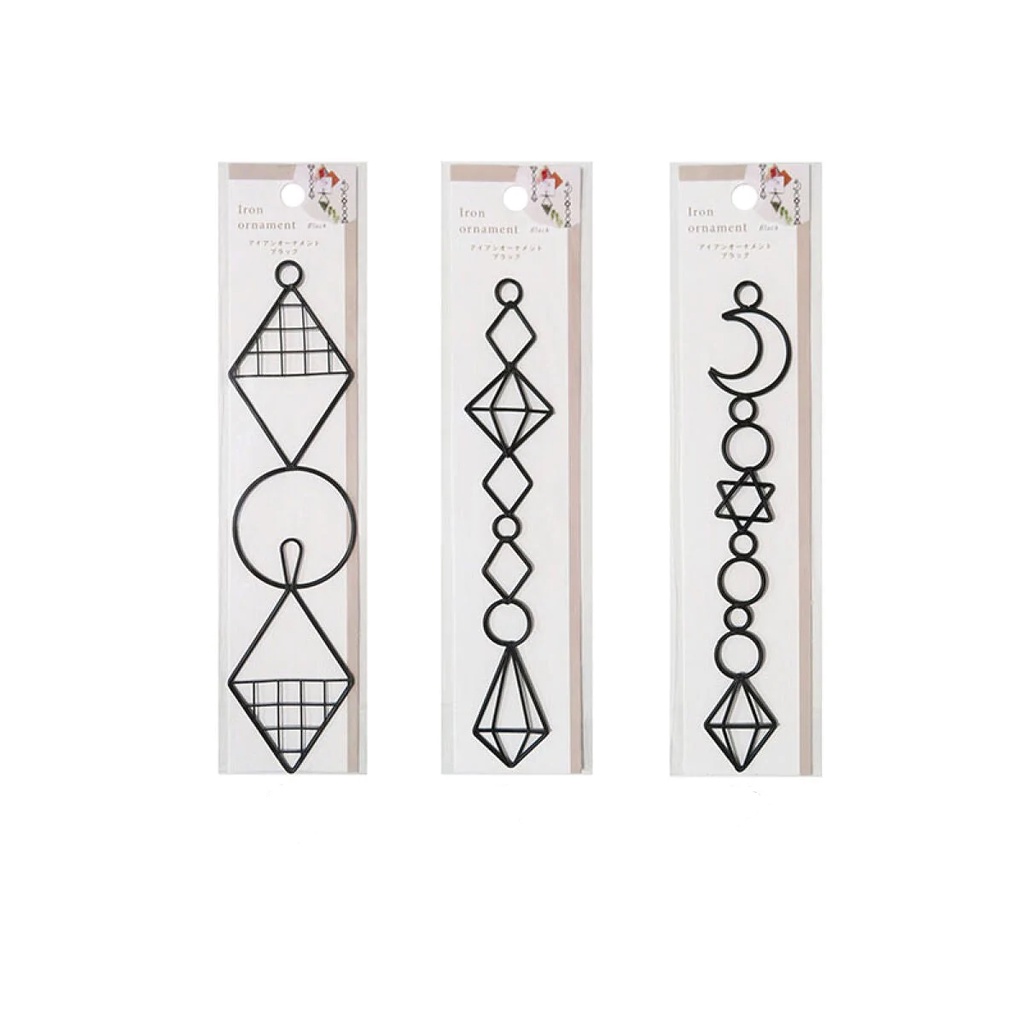 Daiso Sắt Trang Trí Iron Ornament Black Màu Đen 5X0.3X21Cm (Cái)