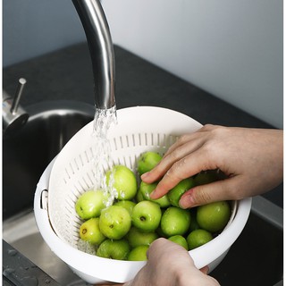 Rổ rửa rau củ quả thông minh, có lỗ thoát nước giúp cho rau và hoa quả ráo nước nhanh chóng