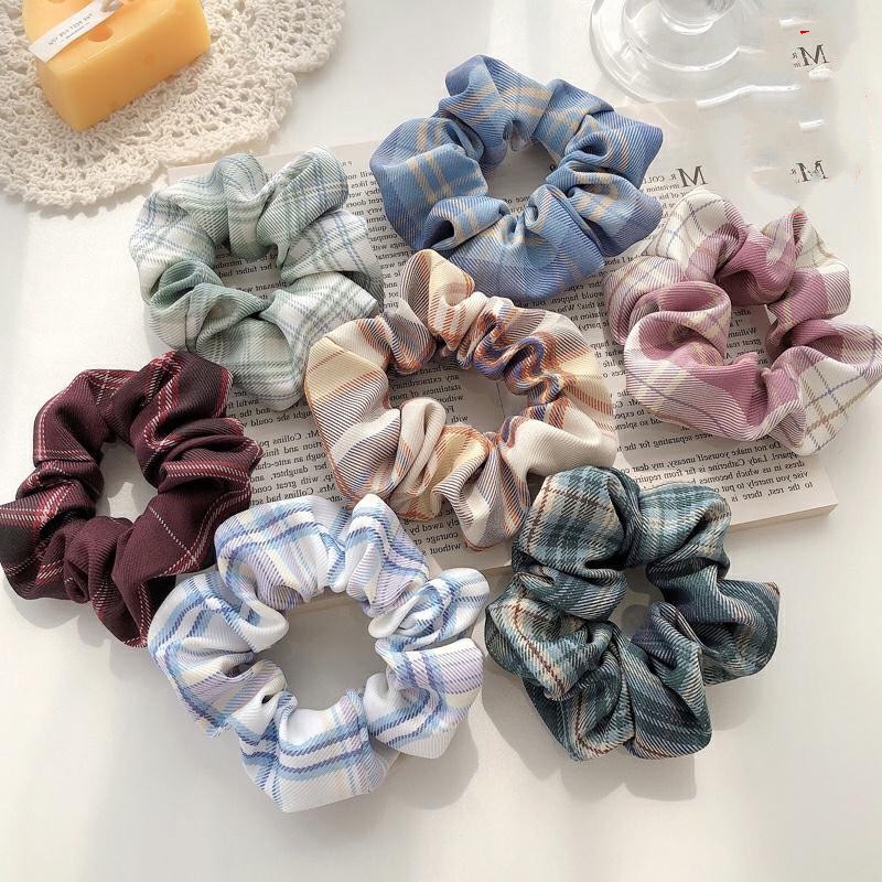 Cột tóc scrunchies hoạ tiết caro Mua Tất nhiều màu (muatatshop)