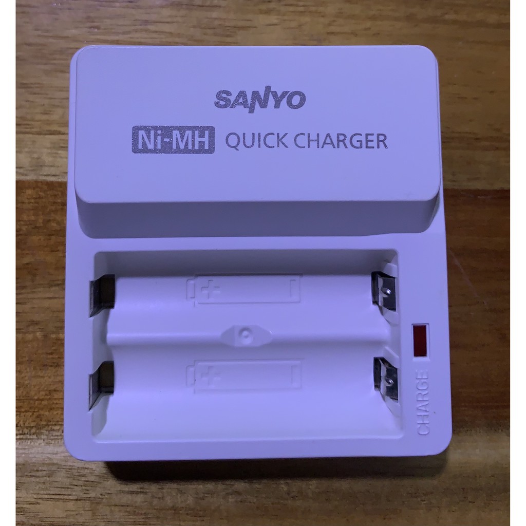 Bộ sạc nhanh pin tiểu AA Ni-MH Sanyo chính hãng