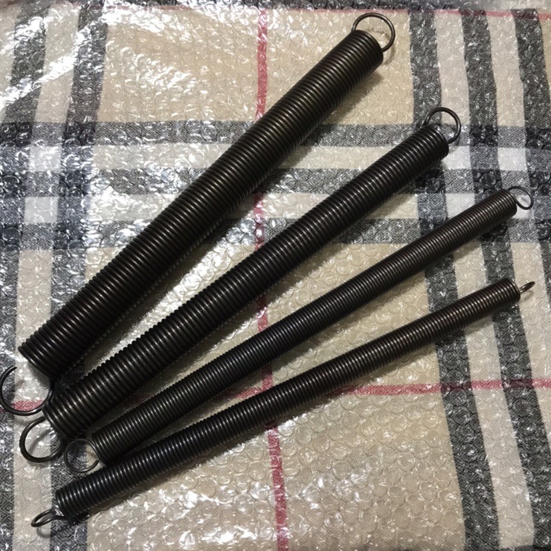 1 cái lò xo kéo phi 12 dài 200mm