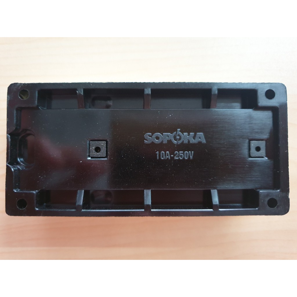 Ổ cắm 3 lỗ 10A 250V có màn che Sopoka