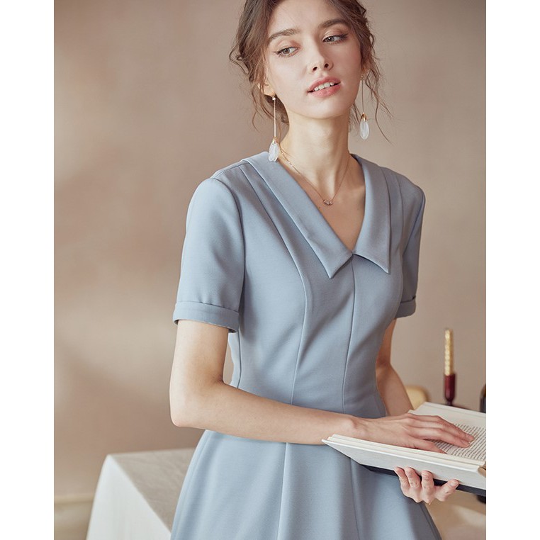 Đầm xòe cổ tim trước sau có lá cổ màu xanh nhạt