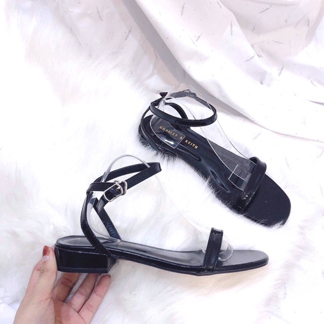 Nhìn thấy Sandal ... thấy ngay Hè sangggg!!! Các ce mua 2 đôi k chút do dự Đẹp bóng bẩy không vết dây!! Sz 35 36 37 38